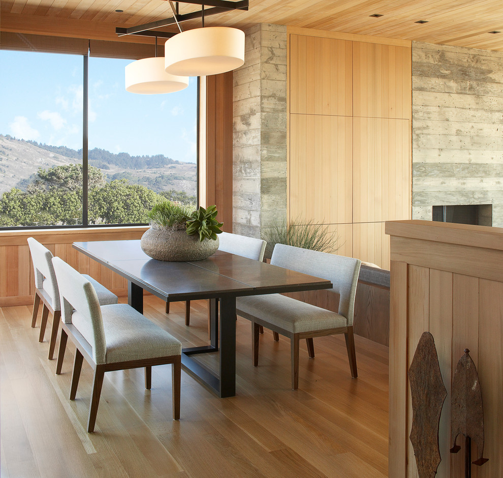 Diseño de comedor costero abierto con suelo de madera en tonos medios