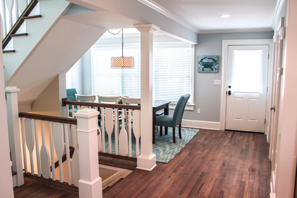 Esempio di una sala da pranzo aperta verso la cucina stile marino di medie dimensioni con pareti blu e pavimento in legno massello medio