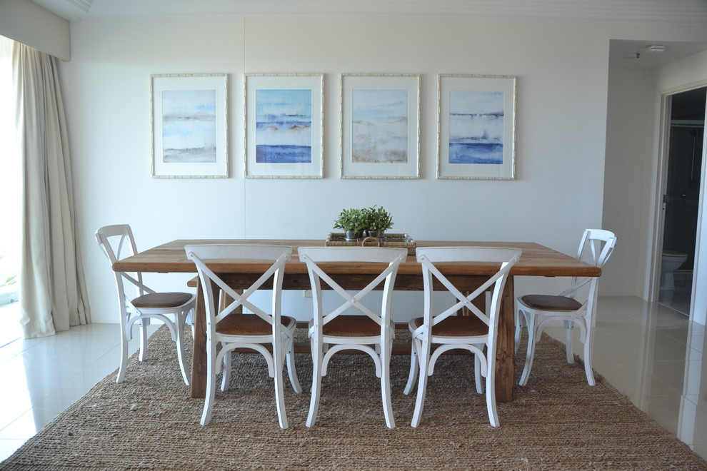 Immagine di una sala da pranzo costiera di medie dimensioni con pareti bianche e pavimento in gres porcellanato