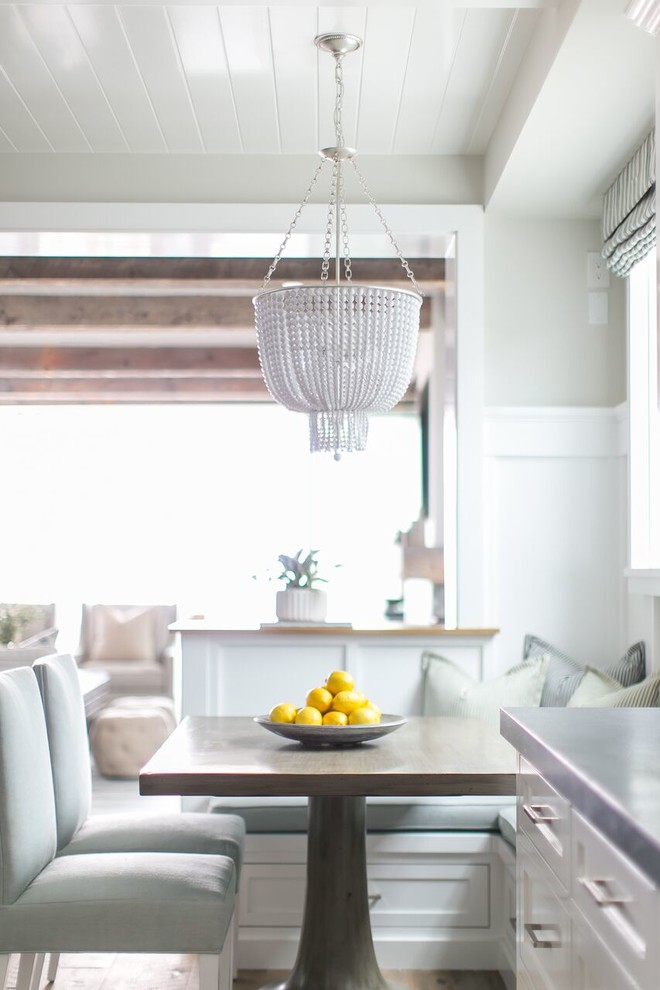 Esempio di una sala da pranzo aperta verso il soggiorno stile marinaro di medie dimensioni con pareti beige, parquet scuro e pavimento marrone
