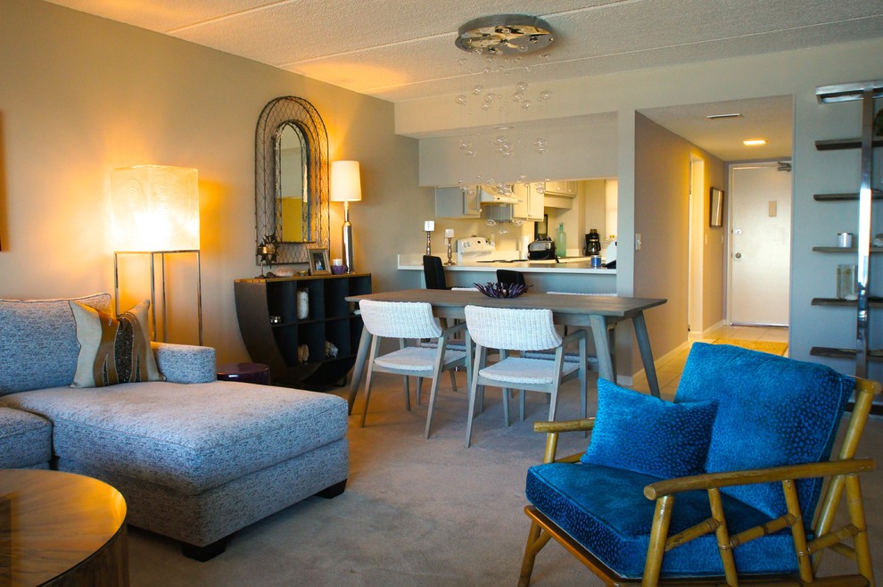 Immagine di una piccola sala da pranzo aperta verso il soggiorno stile marinaro con pareti beige, moquette e pavimento beige