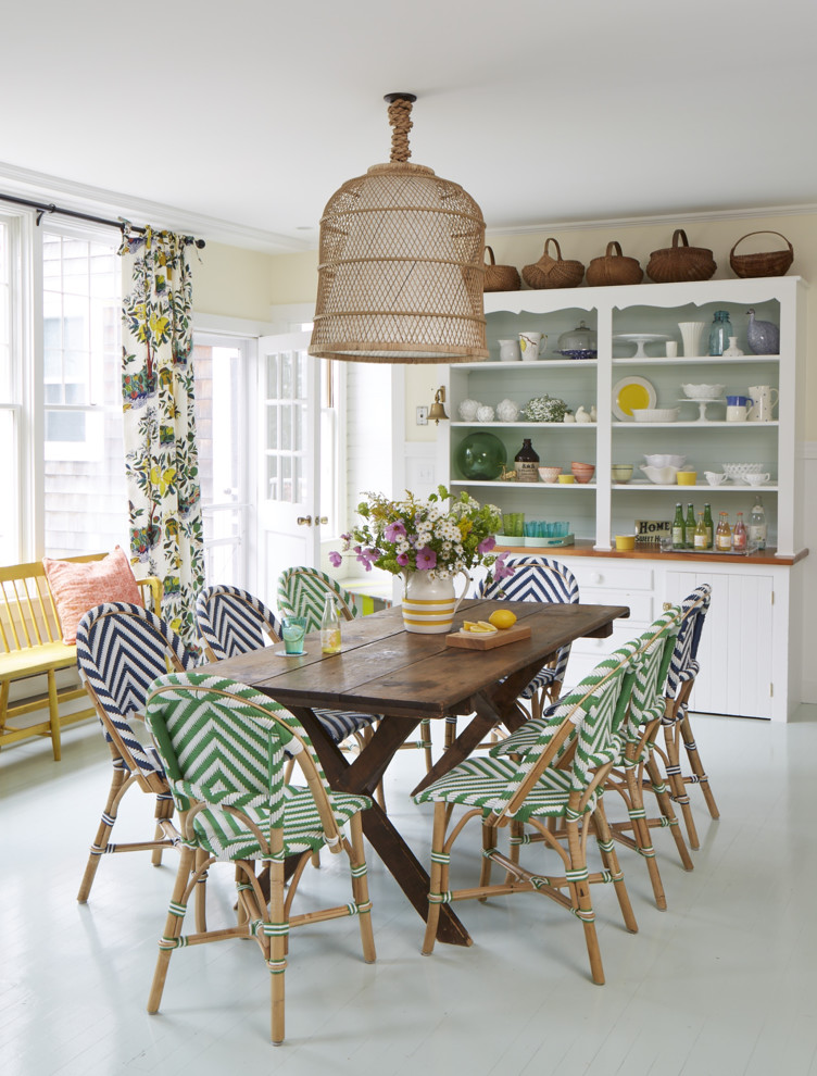 Exemple d'une salle à manger ouverte sur la cuisine bord de mer de taille moyenne avec parquet peint, un sol gris et un mur jaune.