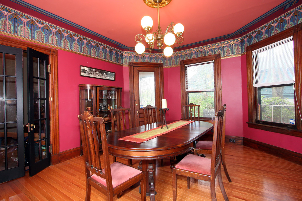 Пример оригинального дизайна: отдельная столовая среднего размера в стиле фьюжн с розовыми стенами и паркетным полом среднего тона