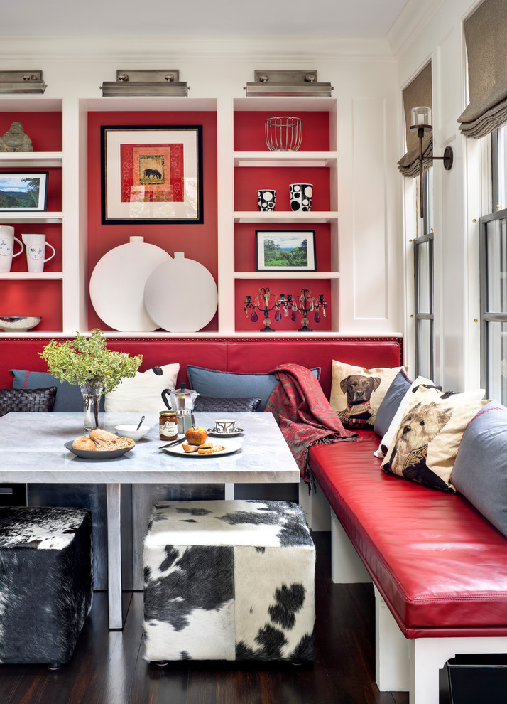 Réalisation d'une salle à manger tradition avec un mur rouge, parquet foncé et un sol marron.
