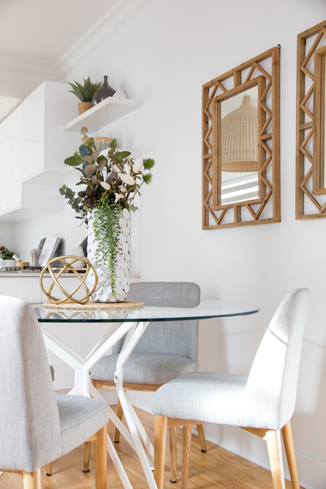 Идея дизайна: маленькая гостиная-столовая в скандинавском стиле с белыми стенами и светлым паркетным полом без камина для на участке и в саду