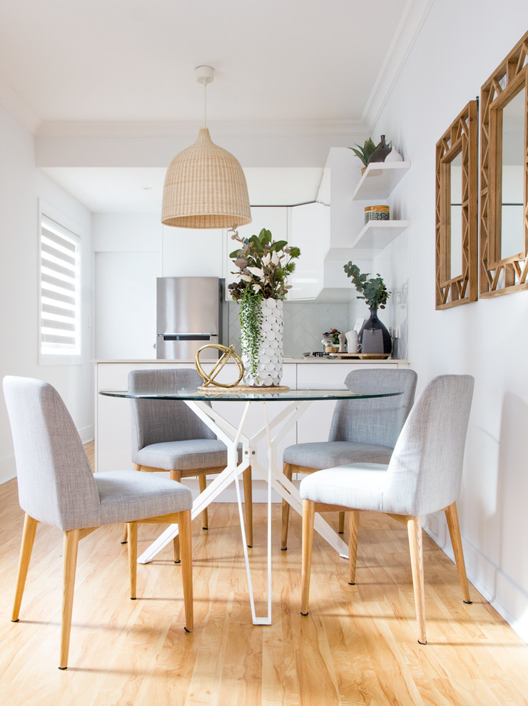 На фото: кухня-столовая среднего размера в скандинавском стиле с белыми стенами и светлым паркетным полом без камина с