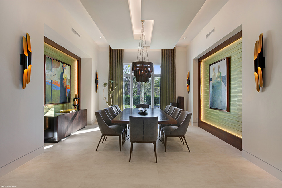 Immagine di un'ampia sala da pranzo minimal chiusa con pareti beige, pavimento con piastrelle in ceramica, nessun camino e pavimento beige