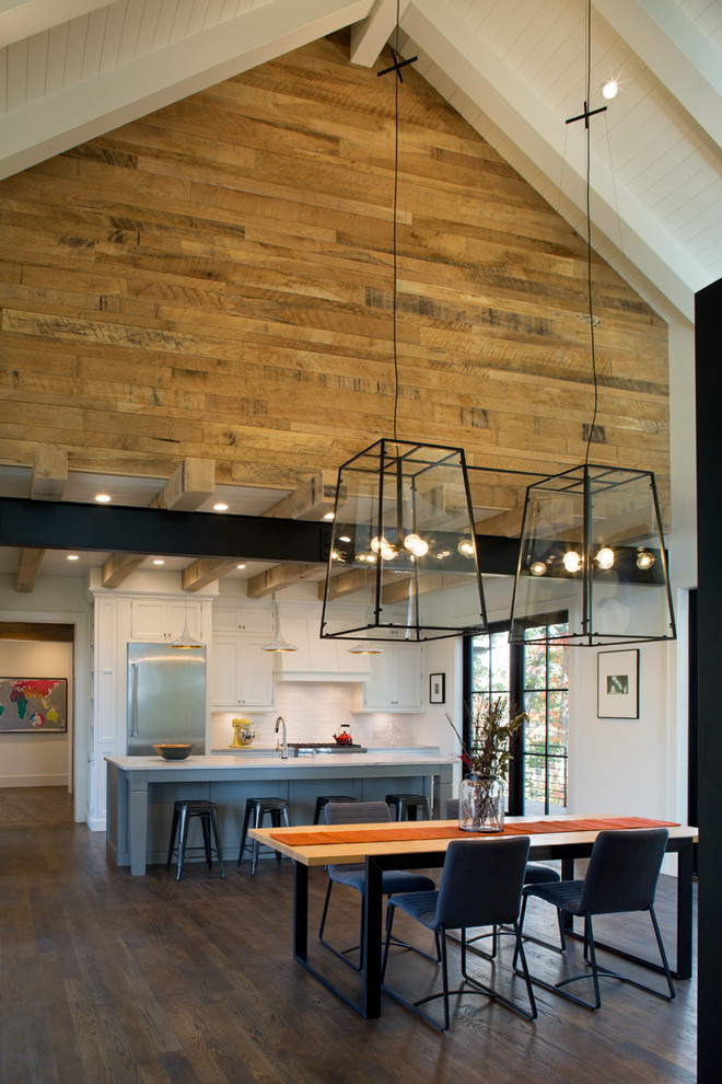 Foto de comedor de estilo de casa de campo grande abierto con paredes blancas y suelo de madera oscura