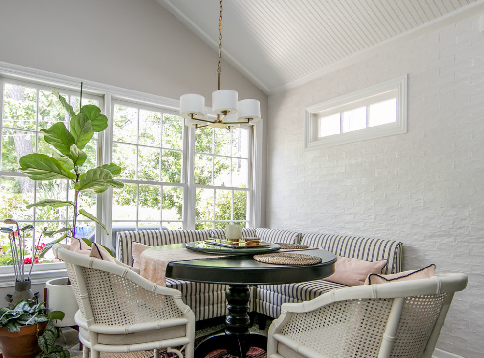 Свежая идея для дизайна: маленькая столовая в стиле неоклассика (современная классика) с с кухонным уголком, белыми стенами, полом из керамогранита и серым полом для на участке и в саду - отличное фото интерьера