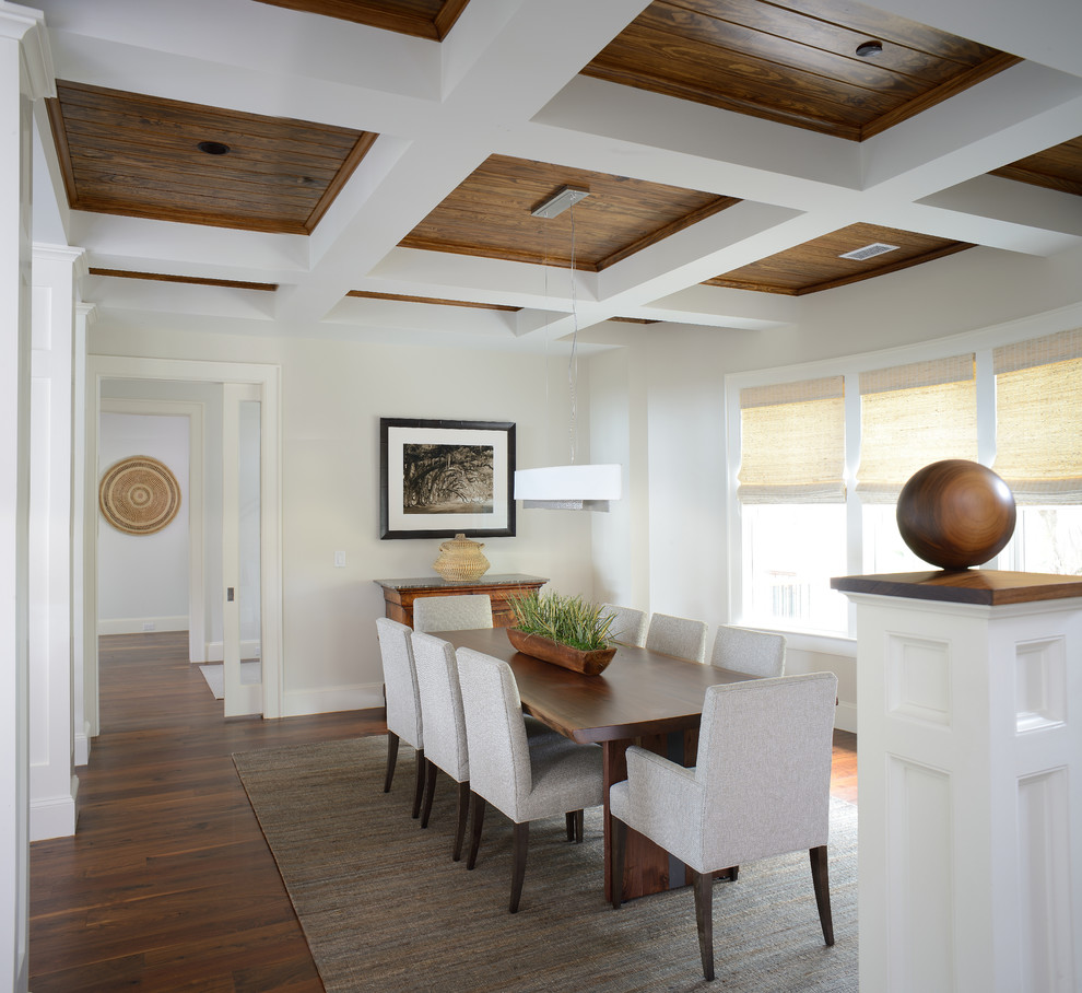 Diseño de comedor clásico renovado con paredes beige, suelo de madera en tonos medios y suelo marrón