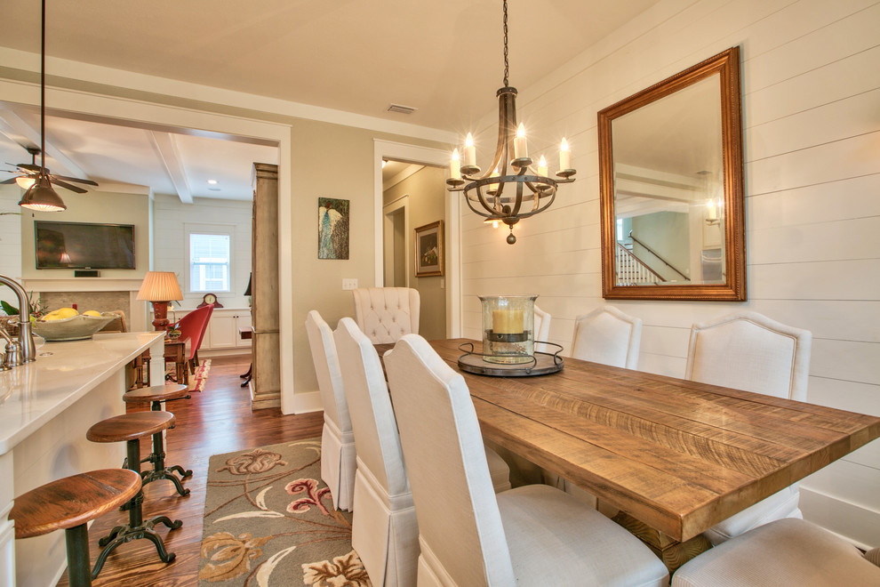 Immagine di una sala da pranzo aperta verso la cucina stile americano di medie dimensioni con pareti bianche e parquet scuro
