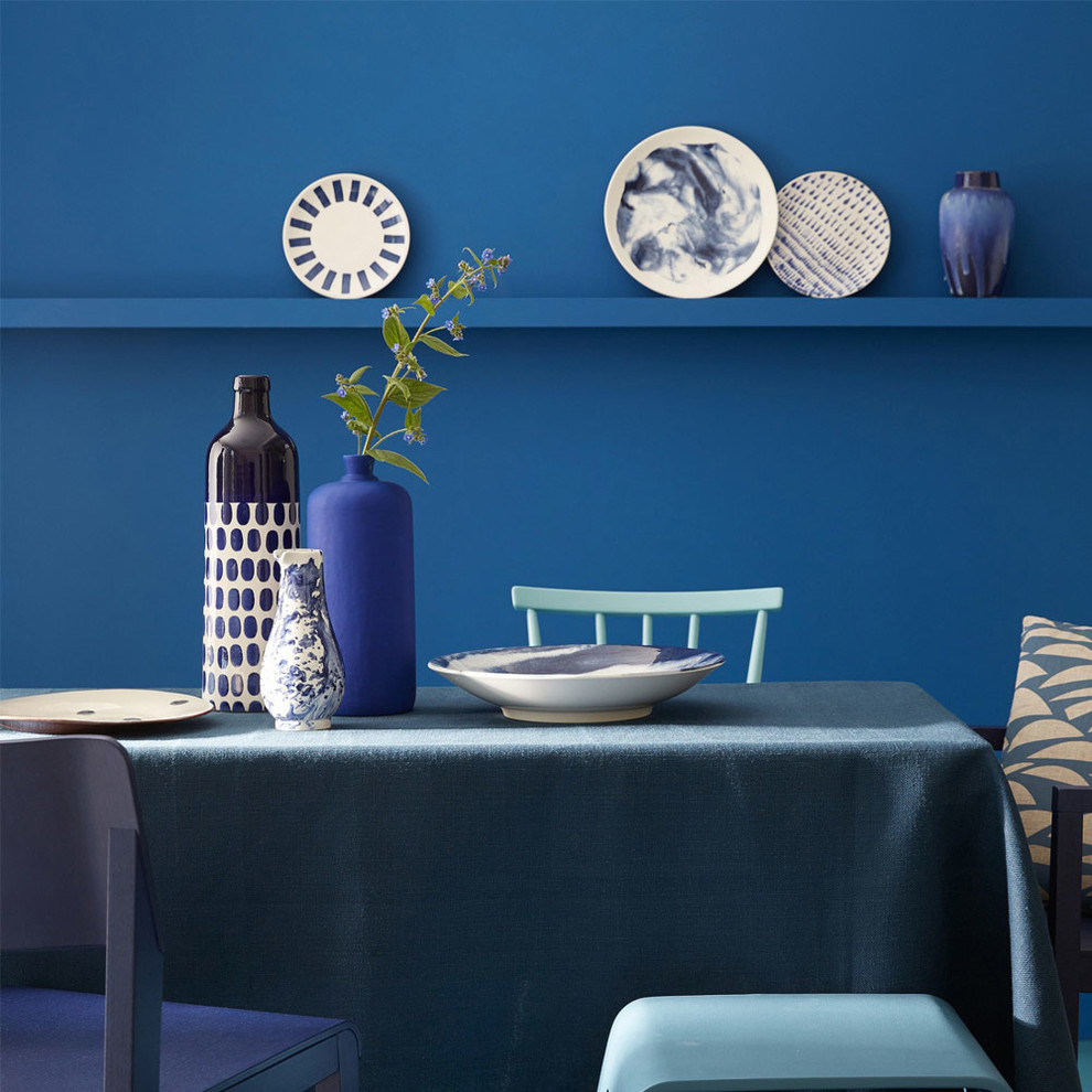 Ejemplo de comedor moderno con paredes azules