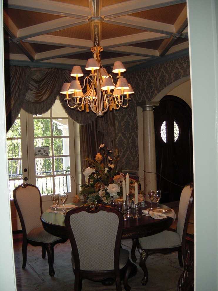 На фото: отдельная столовая среднего размера в стиле шебби-шик с серыми стенами и ковровым покрытием без камина с