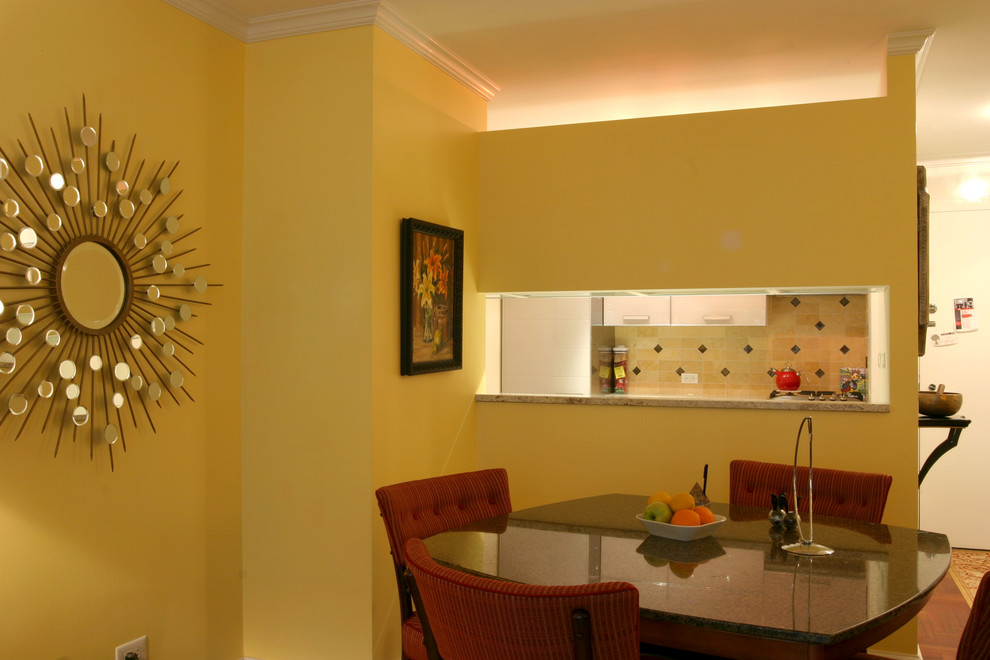 Идея дизайна: маленькая отдельная столовая в стиле модернизм с полом из керамической плитки и желтыми стенами без камина для на участке и в саду