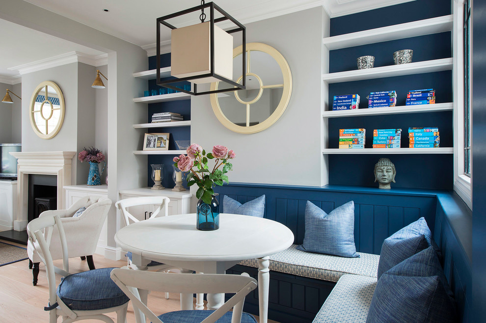 Immagine di una sala da pranzo stile marino con pareti grigie, parquet chiaro e pavimento beige