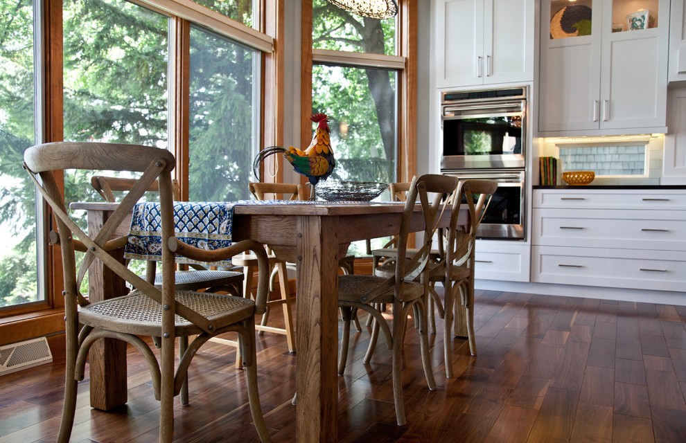 Imagen de comedor de cocina de estilo de casa de campo de tamaño medio sin chimenea con paredes grises, suelo de madera en tonos medios y suelo marrón