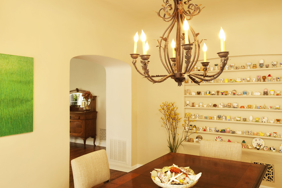 Foto di una grande sala da pranzo stile marinaro chiusa con pareti beige, nessun camino, pavimento in legno massello medio e pavimento marrone