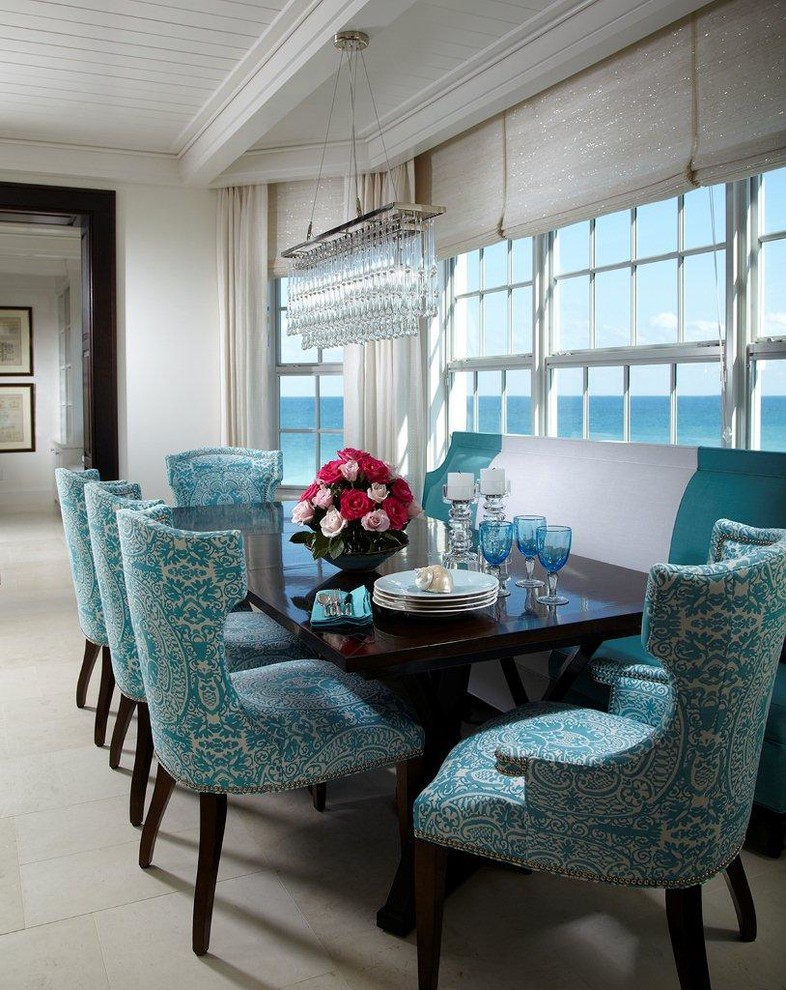 Immagine di una piccola sala da pranzo aperta verso la cucina stile marino con pareti bianche, pavimento in marmo, pavimento beige e soffitto in legno