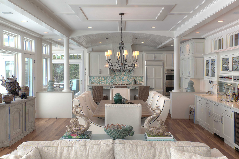 Пример оригинального дизайна: гостиная-столовая среднего размера в морском стиле с белыми стенами и паркетным полом среднего тона без камина