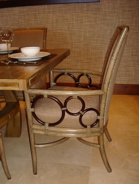 Foto på en mellanstor tropisk matplats med öppen planlösning, med bruna väggar, travertin golv och beiget golv