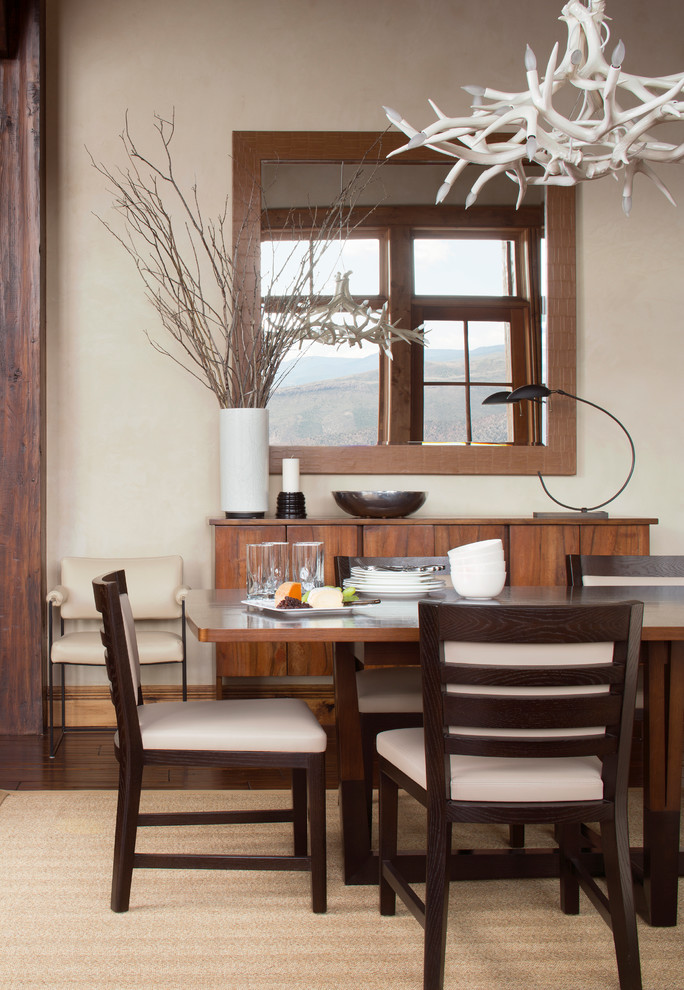 Immagine di una sala da pranzo rustica con pareti beige e moquette