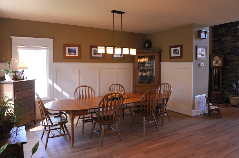 Exempel på en mellanstor klassisk separat matplats, med bruna väggar och ljust trägolv