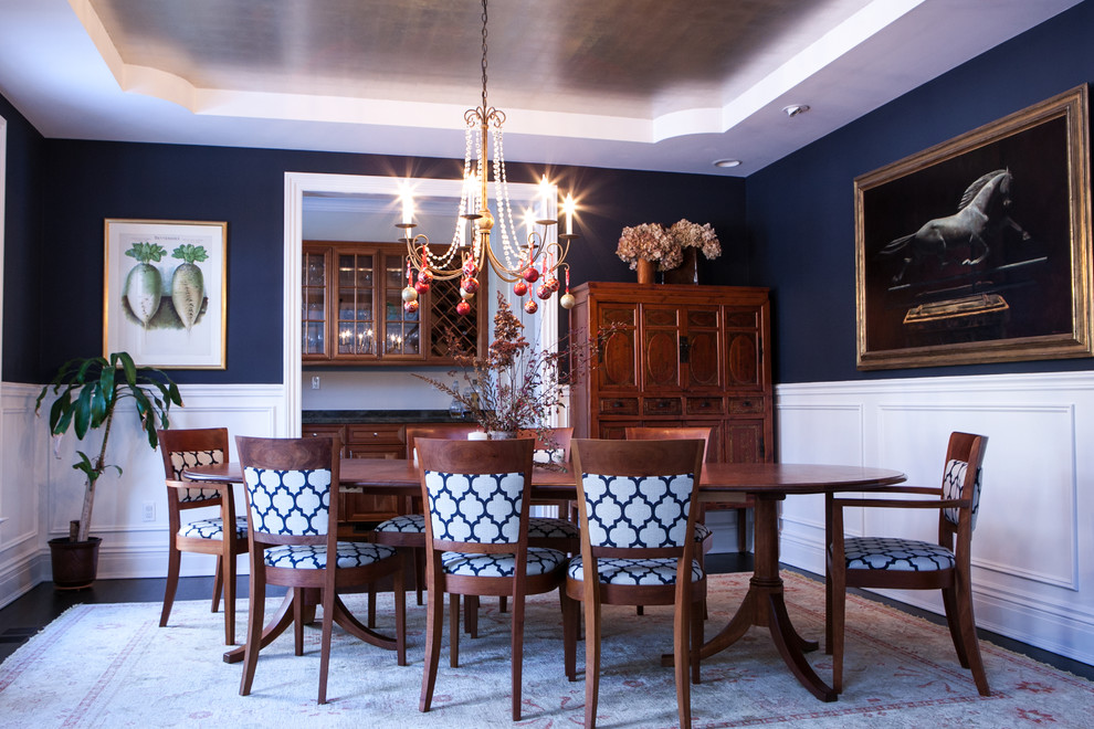 Свежая идея для дизайна: отдельная столовая среднего размера в классическом стиле с синими стенами и ковровым покрытием - отличное фото интерьера