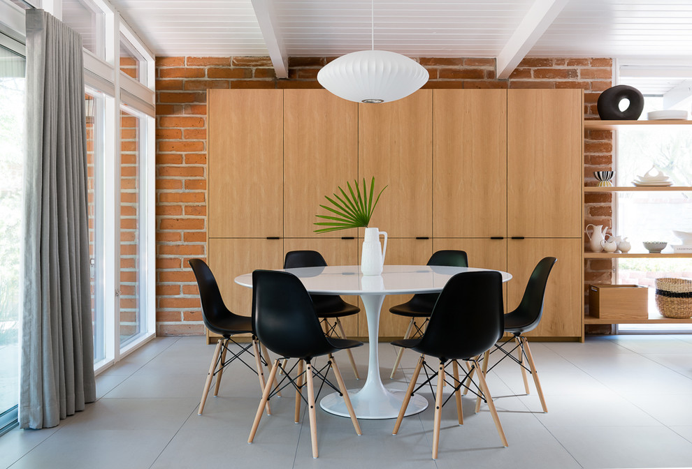 Immagine di una sala da pranzo aperta verso il soggiorno minimalista di medie dimensioni con pavimento in gres porcellanato e pavimento grigio