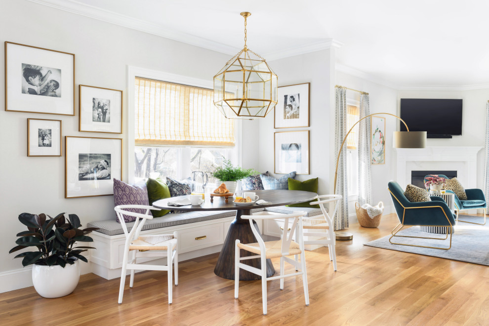 Exemple d'une grande salle à manger ouverte sur la cuisine chic avec un mur gris, un sol en bois brun, une cheminée standard, un manteau de cheminée en carrelage et un sol beige.