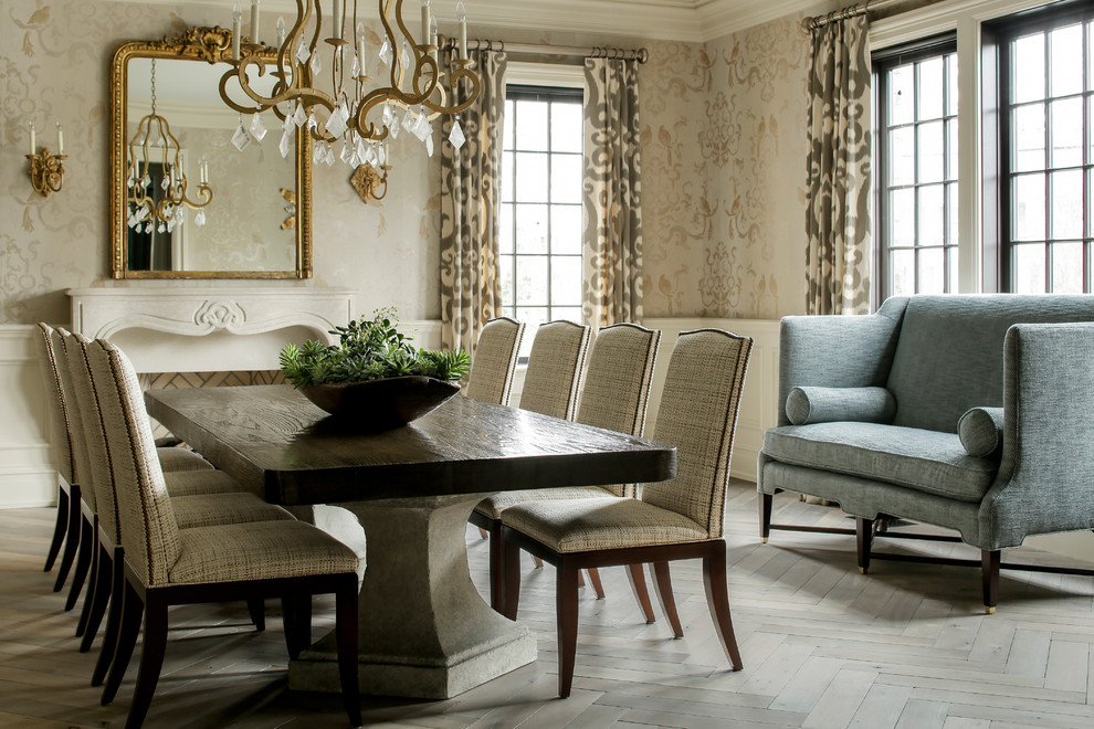 Ispirazione per una sala da pranzo tradizionale con pareti beige, parquet chiaro e camino classico