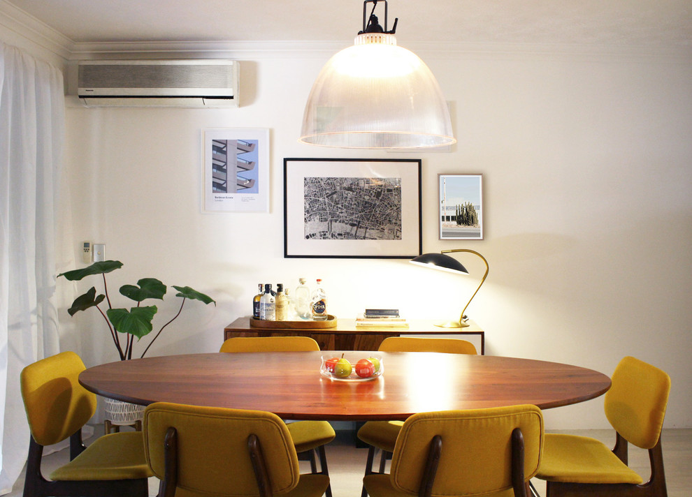 Ispirazione per una sala da pranzo moderna di medie dimensioni con pareti bianche e parquet chiaro