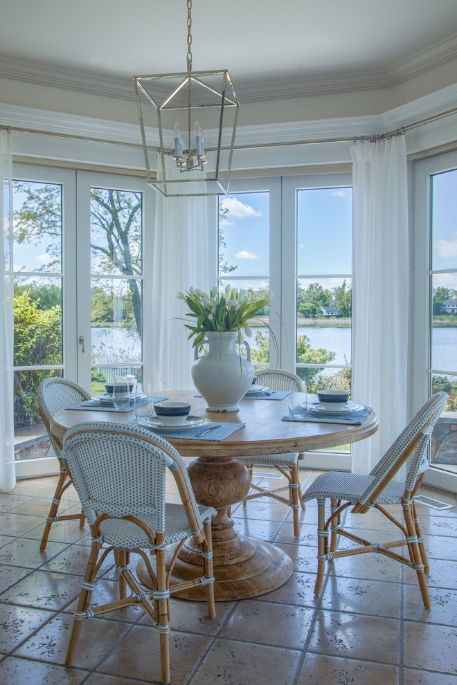 Imagen de comedor marinero de tamaño medio con paredes beige y suelo beige