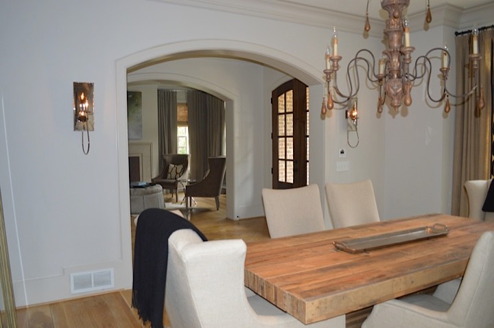 Immagine di una sala da pranzo aperta verso la cucina chic di medie dimensioni con pareti beige e pavimento in legno massello medio