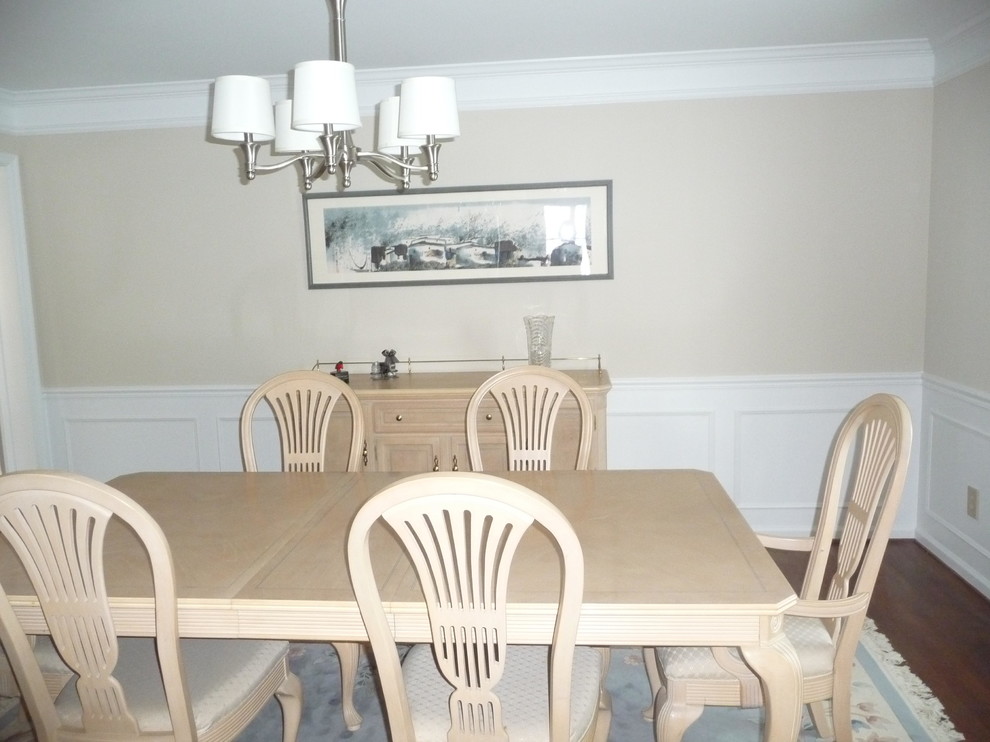 Inspiration pour une salle à manger traditionnelle fermée et de taille moyenne avec un mur beige et un sol en bois brun.