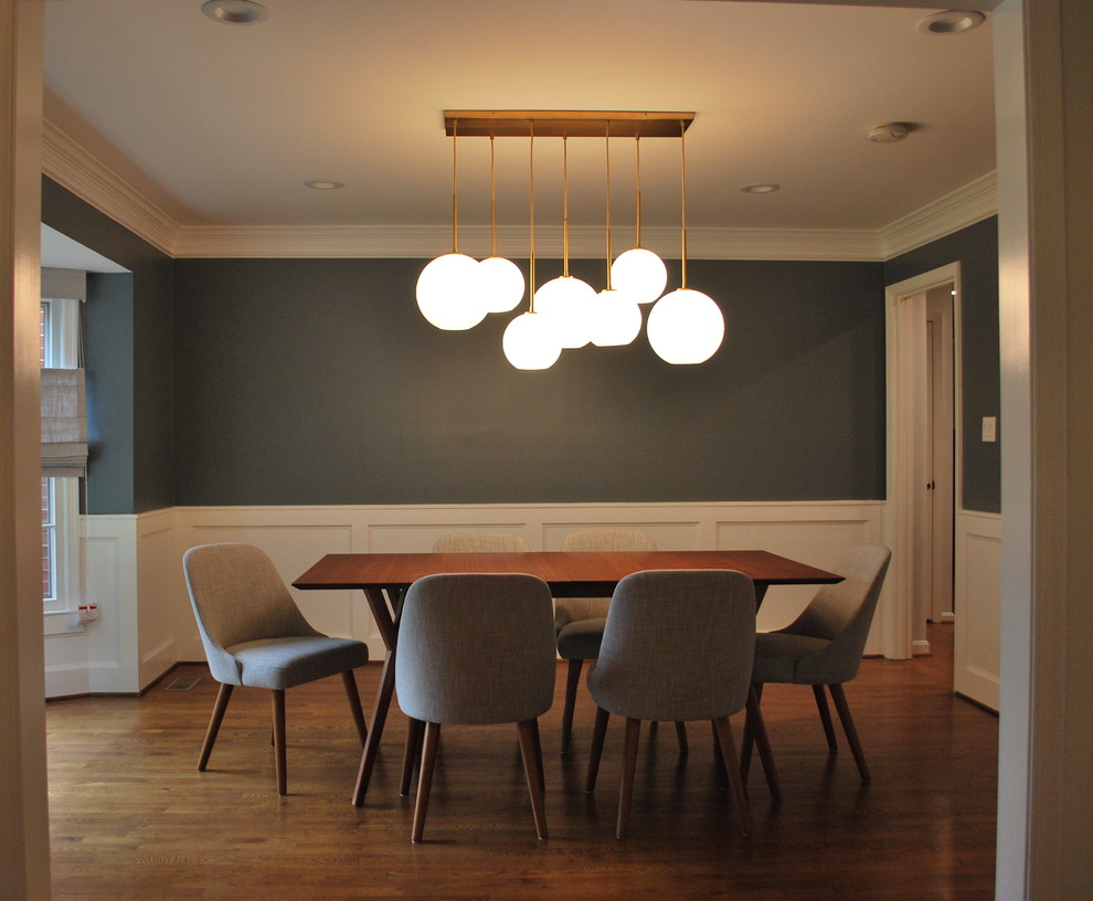 Ispirazione per una sala da pranzo moderna chiusa con pareti blu, pavimento in legno massello medio, nessun camino e pavimento marrone