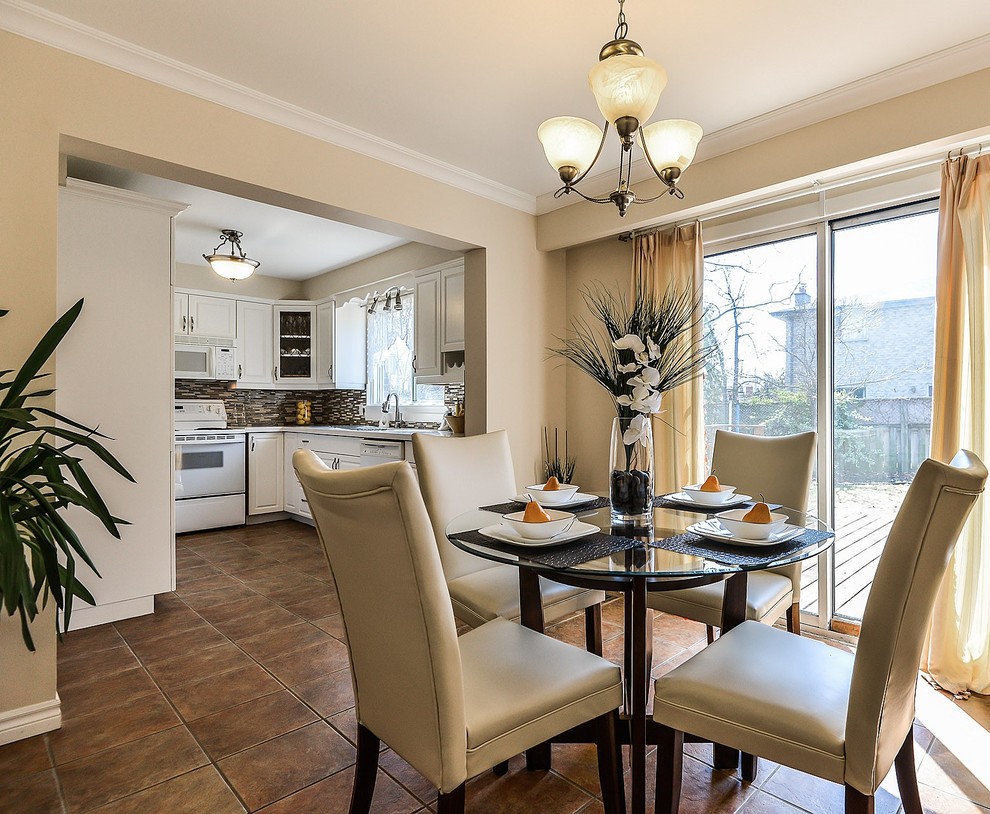 Ispirazione per una sala da pranzo aperta verso la cucina minimalista di medie dimensioni con pareti beige e pavimento con piastrelle in ceramica