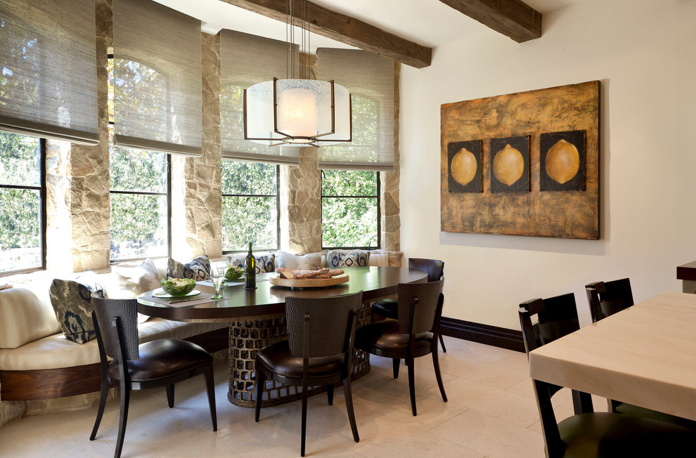 Ispirazione per una sala da pranzo aperta verso il soggiorno mediterranea con pareti beige