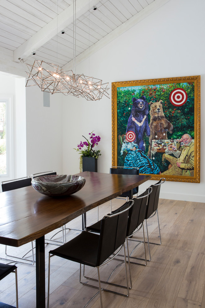 Imagen de comedor contemporáneo grande con paredes blancas, suelo de madera en tonos medios y suelo marrón