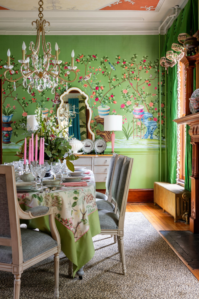 Cette photo montre une salle à manger ouverte sur la cuisine chic de taille moyenne avec un mur vert, moquette, une cheminée standard, un manteau de cheminée en bois, un sol multicolore, un plafond en papier peint et du papier peint.