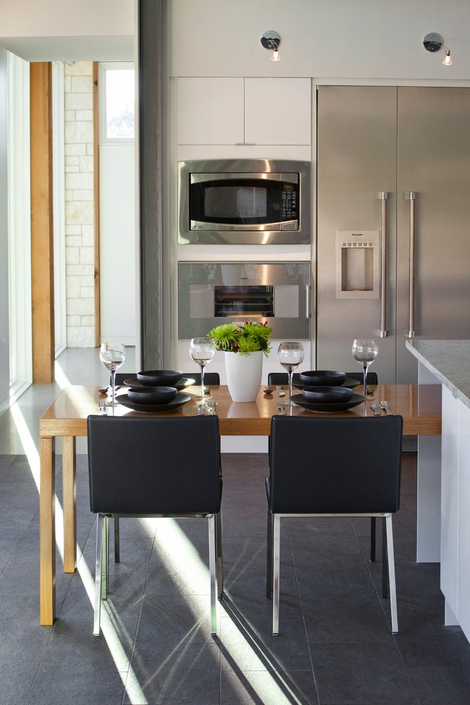 Esempio di una sala da pranzo aperta verso la cucina moderna con pavimento con piastrelle in ceramica