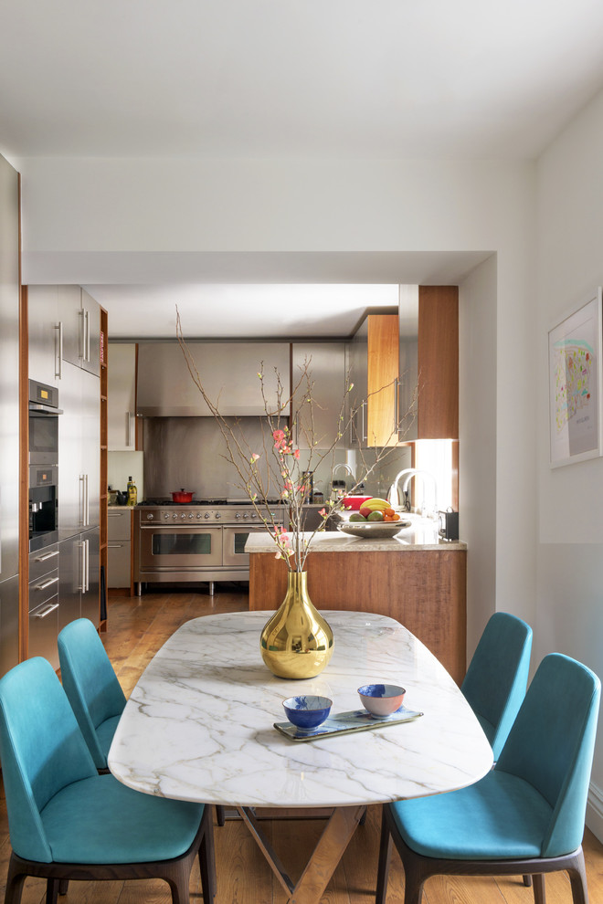 Стильный дизайн: кухня-столовая среднего размера в стиле неоклассика (современная классика) с белыми стенами, паркетным полом среднего тона и коричневым полом - последний тренд