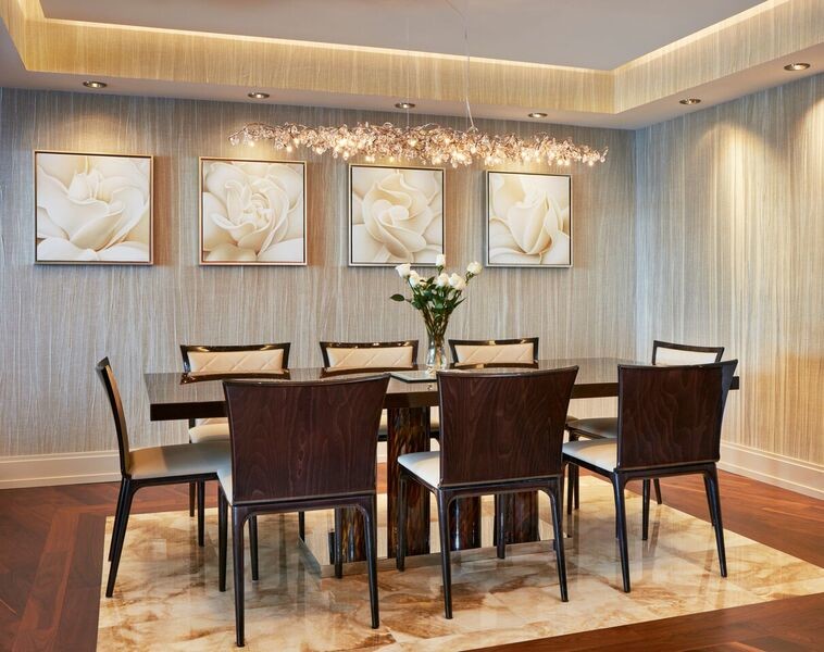 Idées déco pour une salle à manger contemporaine fermée et de taille moyenne avec un mur gris et un sol en marbre.