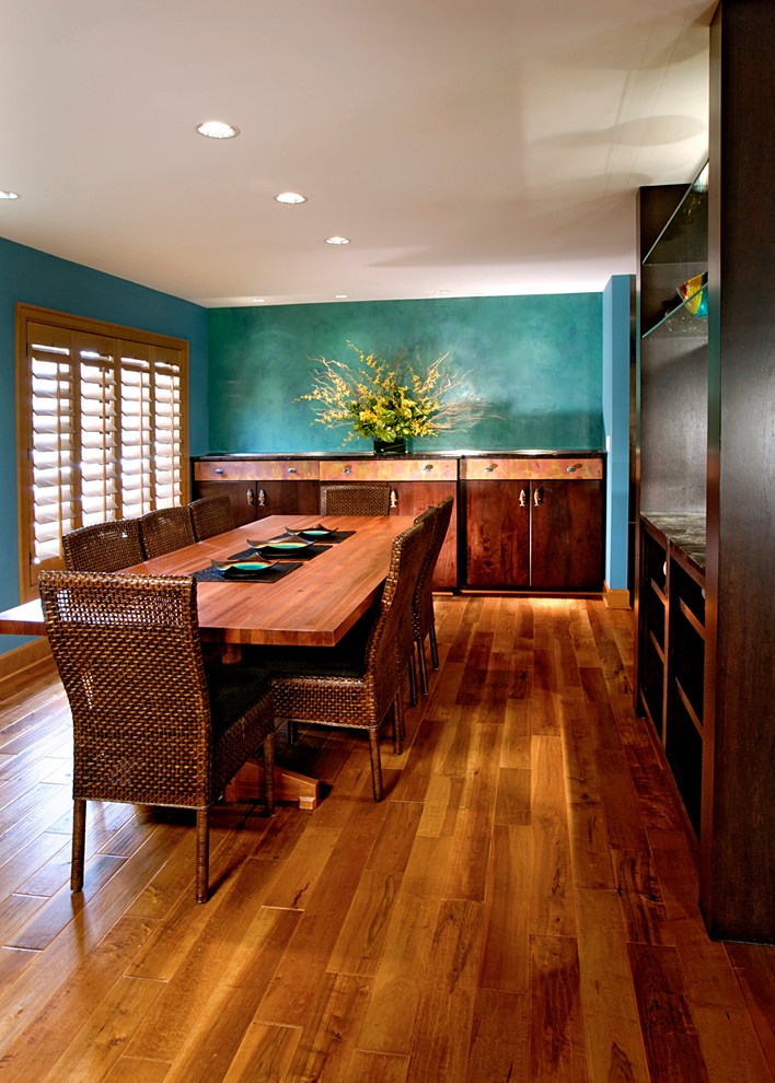 Ispirazione per una sala da pranzo aperta verso la cucina design di medie dimensioni con pareti blu e parquet scuro
