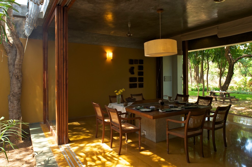 Immagine di una sala da pranzo tropicale