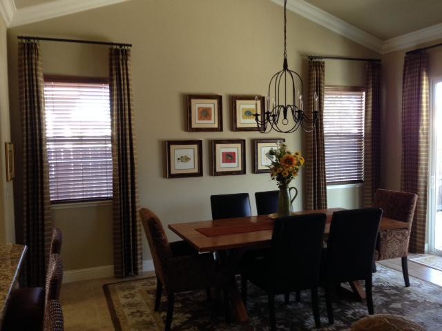 Immagine di una sala da pranzo aperta verso il soggiorno chic di medie dimensioni con pareti beige e pavimento con piastrelle in ceramica