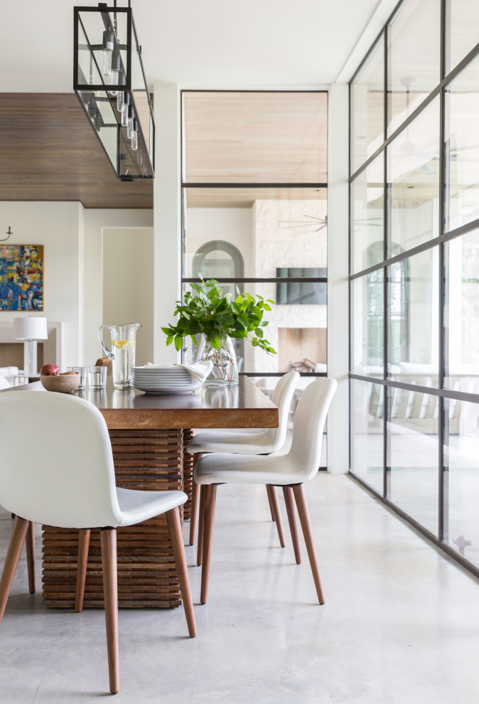Свежая идея для дизайна: столовая среднего размера в стиле модернизм с с кухонным уголком, белыми стенами, бетонным полом, серым полом и деревянным потолком - отличное фото интерьера