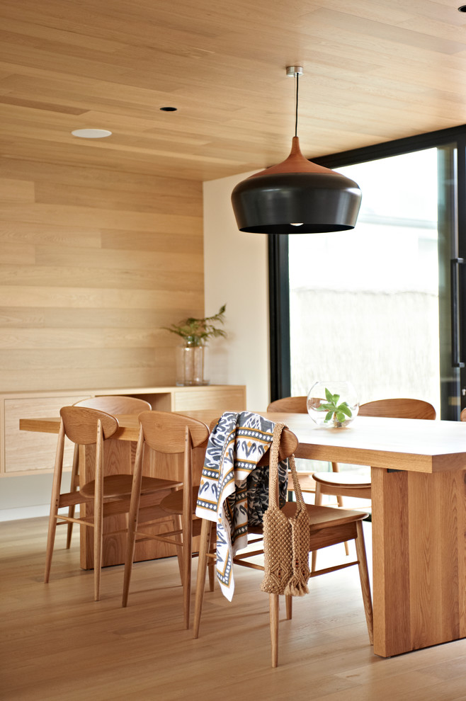 Modernes Esszimmer mit beiger Wandfarbe und braunem Holzboden in Geelong