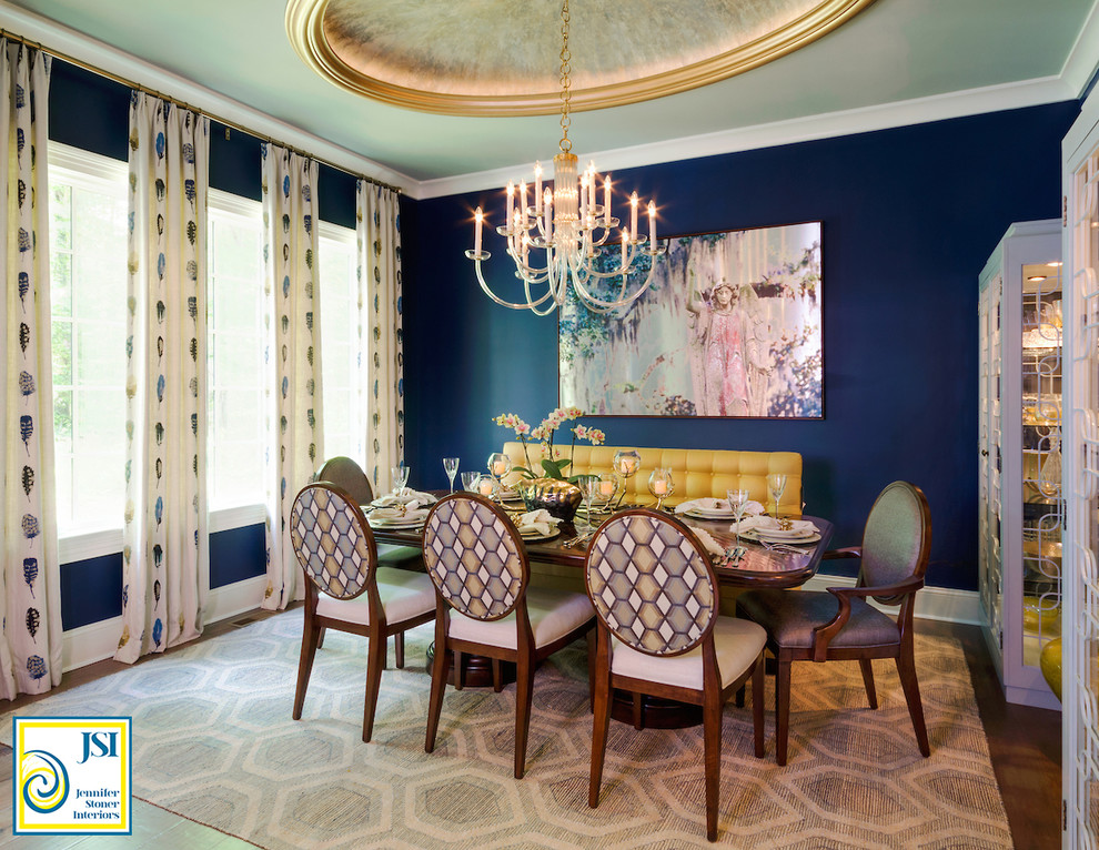 Idee per una sala da pranzo aperta verso il soggiorno classica di medie dimensioni con pareti blu, pavimento in legno massello medio e nessun camino