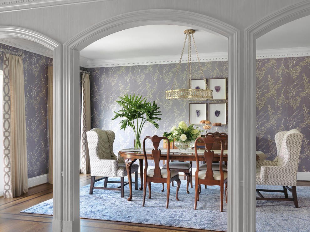 Geschlossenes, Mittelgroßes Klassisches Esszimmer mit lila Wandfarbe, dunklem Holzboden und braunem Boden in St. Louis
