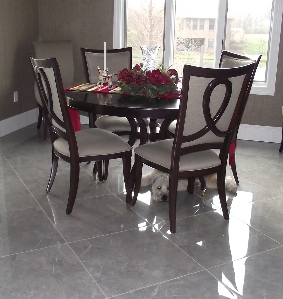 Exemple d'une grande salle à manger ouverte sur la cuisine tendance avec un mur gris et un sol en carrelage de céramique.